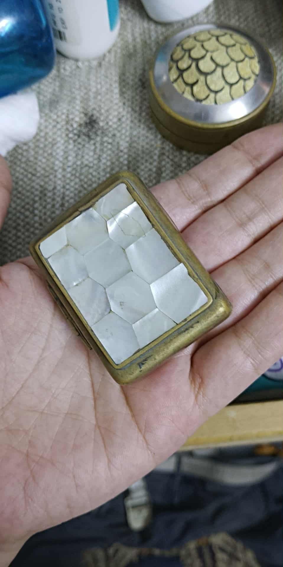 علبة مجوهرات صغيرة من النحاس بغطاء مطعم بالصدف ومفصلات