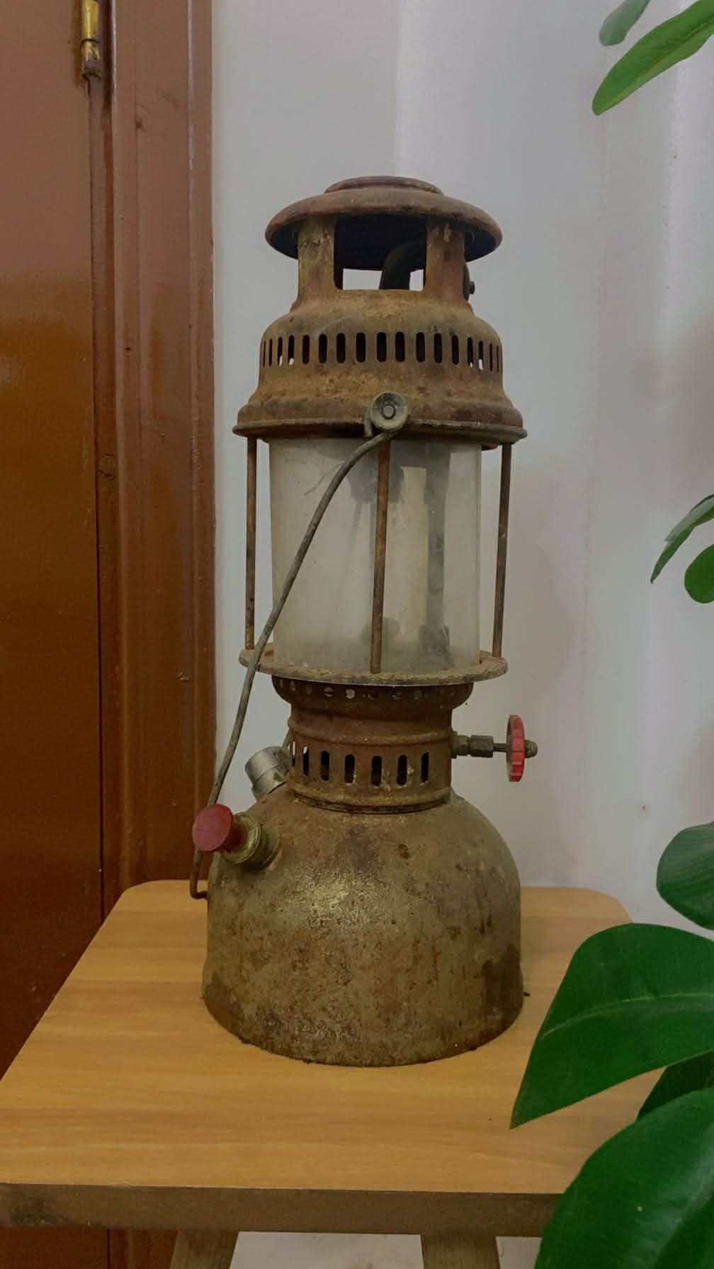 فانوسان معدنيان قديمان عمرهما أكثر من 70 عامًا - يعملان