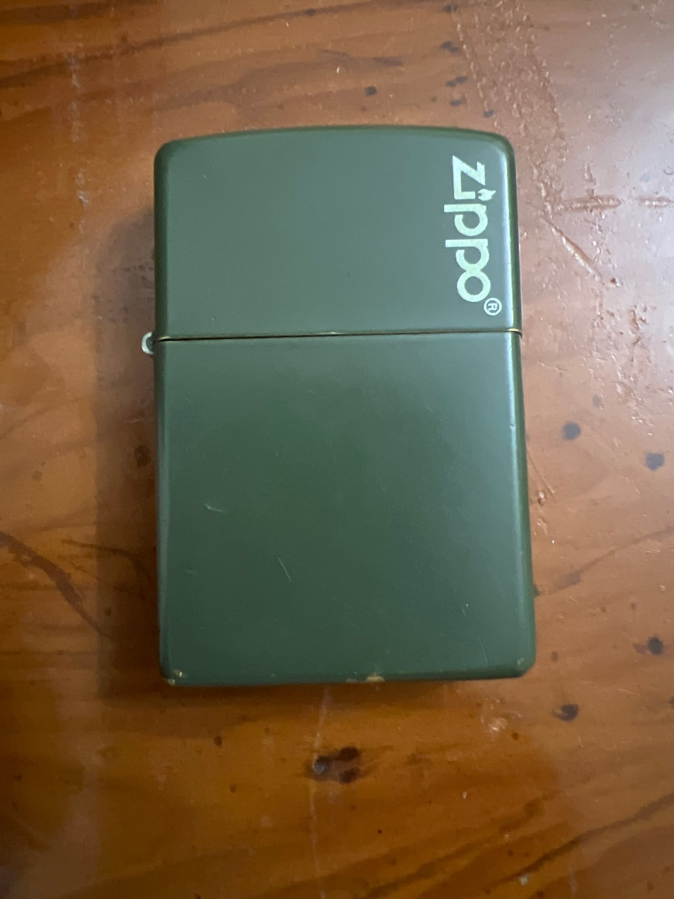 ولاعة Zippo مقاومة للرياح لون زيتي مطفي إصدار 2014 بحالة ممتازة