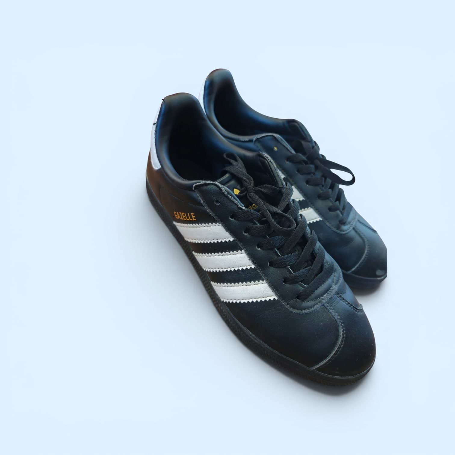 حذاء رياضي Adidas أسود مع أبيض مقاس 41 أوروبي صنع فيتنام