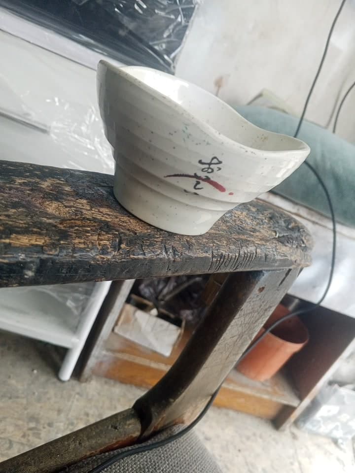 صحن فخار أنتيك صغير أبيض بنقوش خضراء وكتابات وأحرف