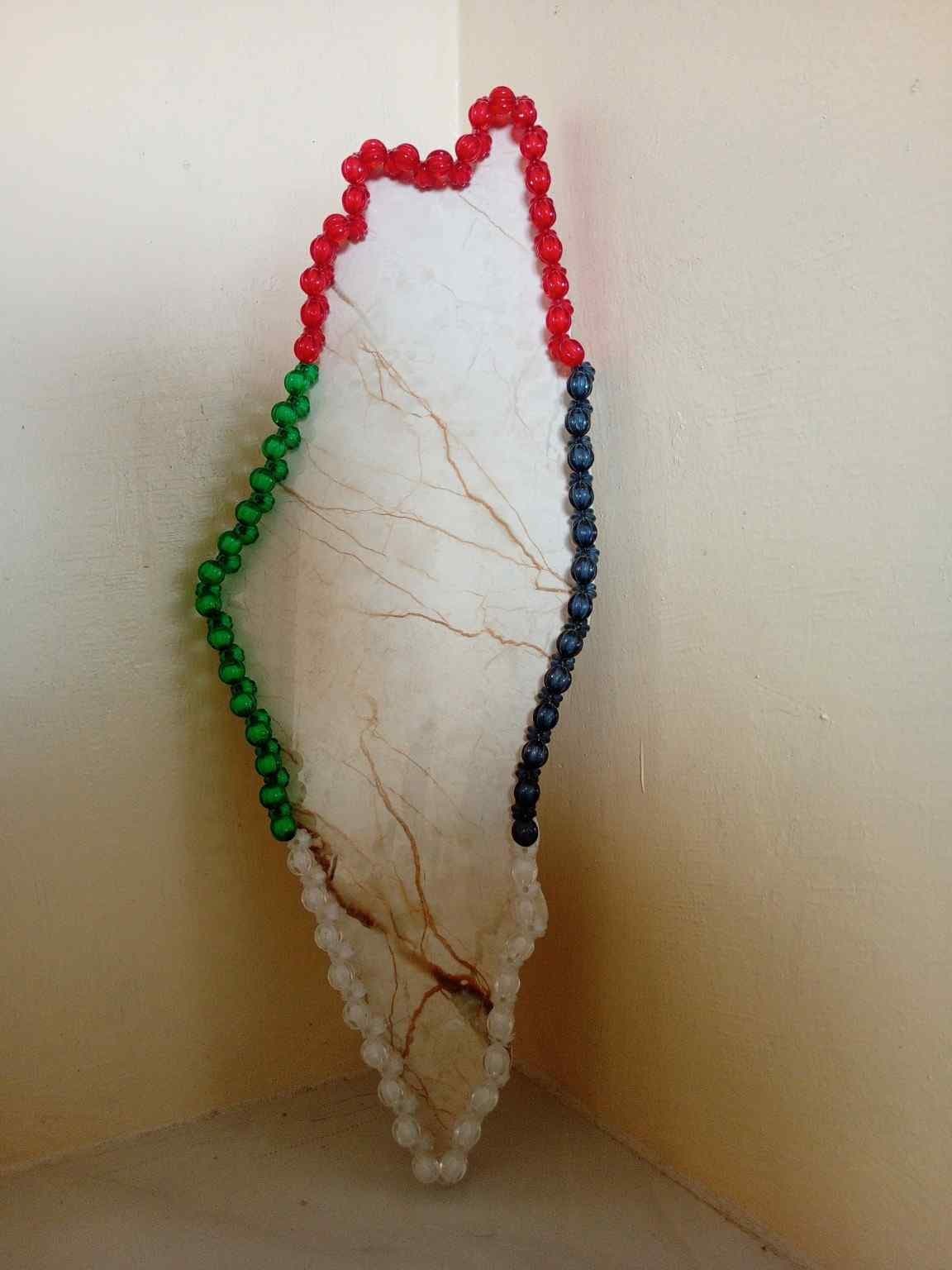 لوحة يدوية لخريطة فلسطين بإطار من الخرز بألوان العلم الفلسطيني 20×60 سم