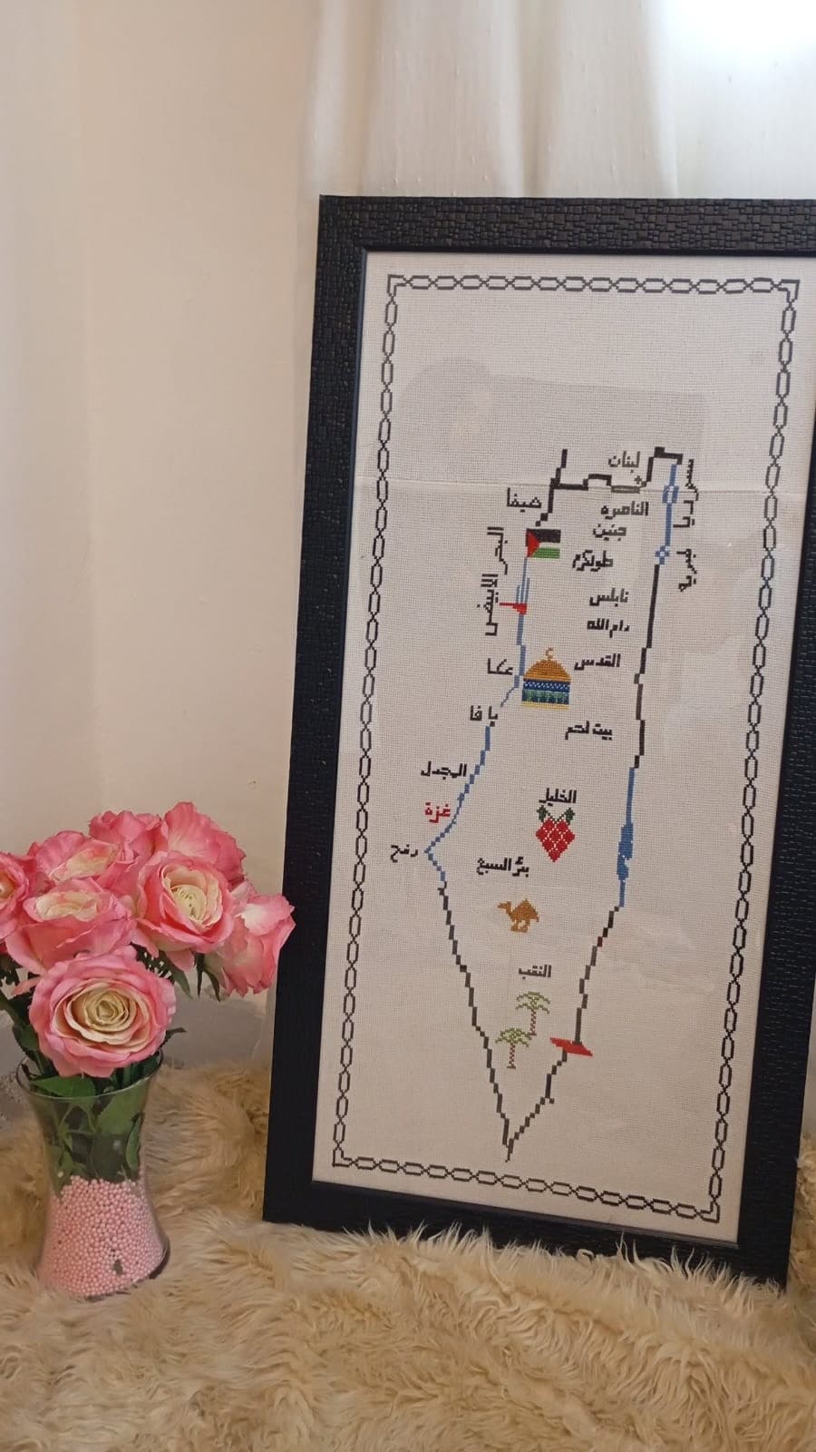 خارطة فلسطين مطرزة يدوياً بأسماء المدن ومبروزة بالزجاج 92×47 سم