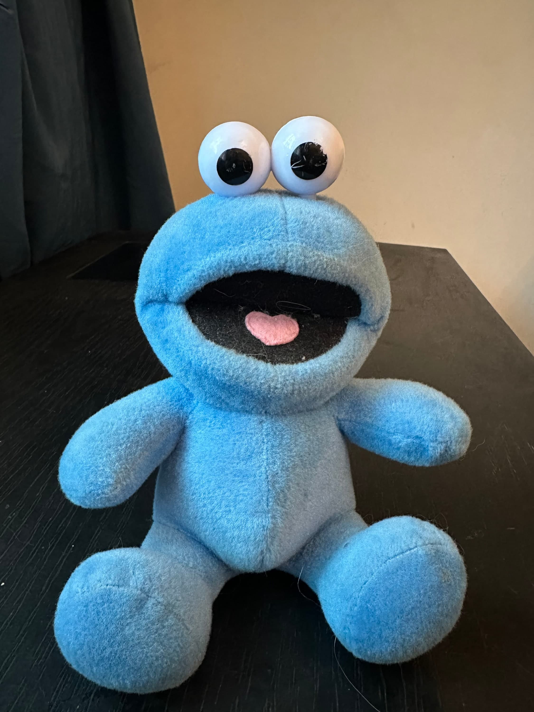 دمية قماشية زرقاء على طراز Sesame Street بعيون كبيرة بارزة