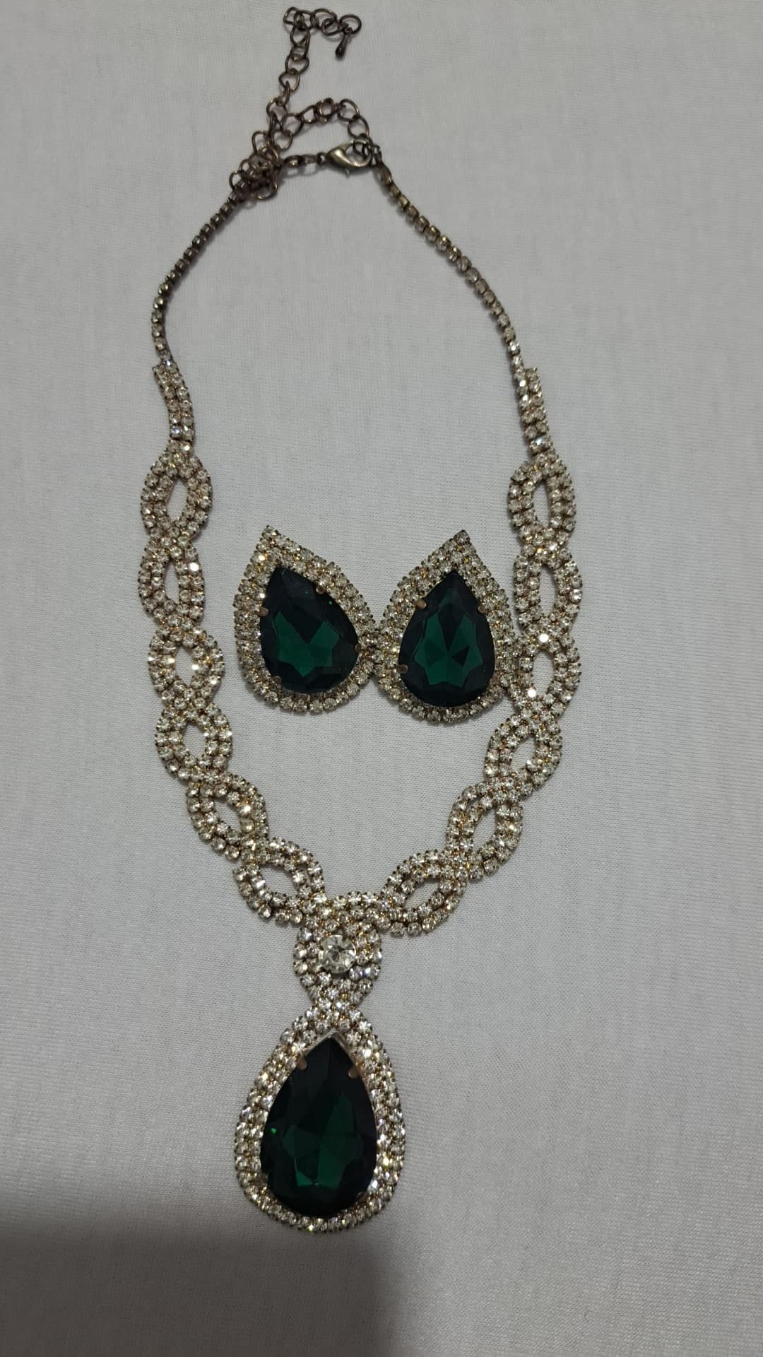 مجموعة إكسسوارات قديمة مطلية بالذهب ومرصعة بالستراس والخرز