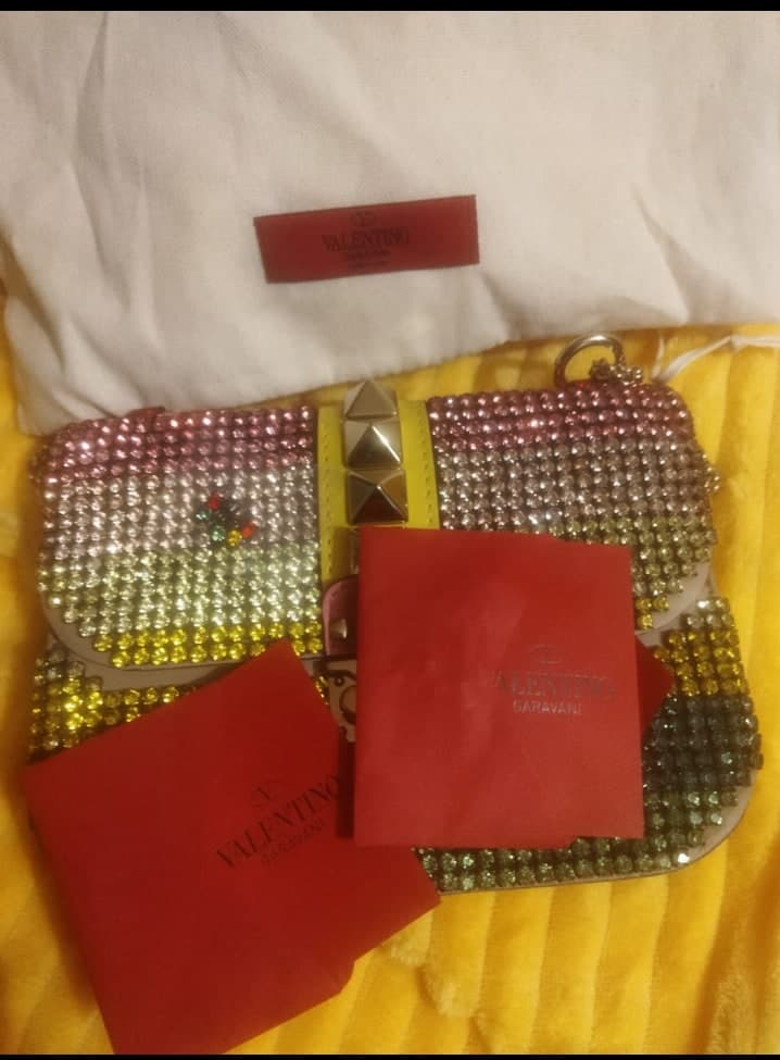 حقيبة كتف Valentino Garavani Rockstud Glam Lock إصدار الكريستال الملون المحدود