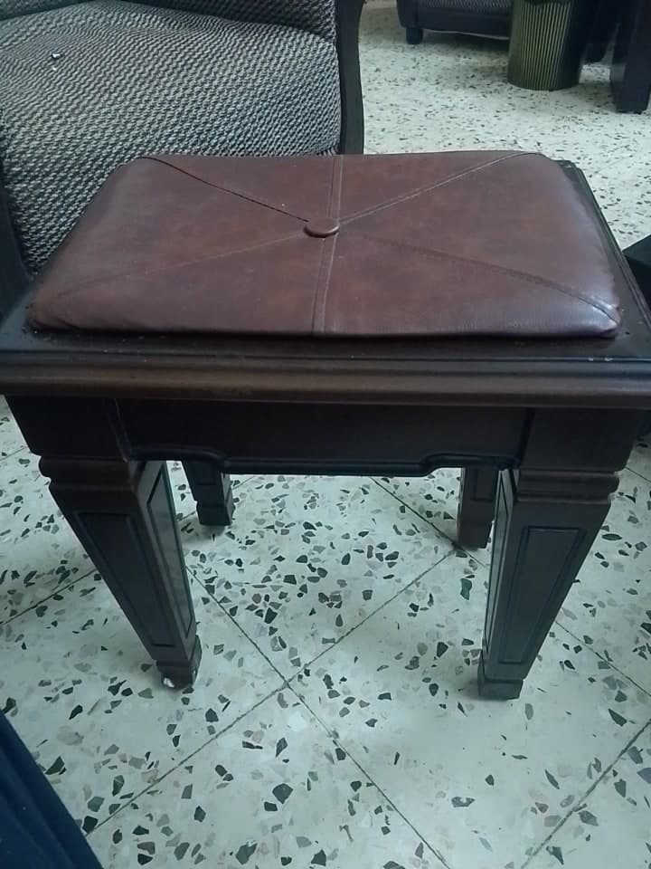 كرسي بيانو بني من الخشب والجلد بحالة ممتازة