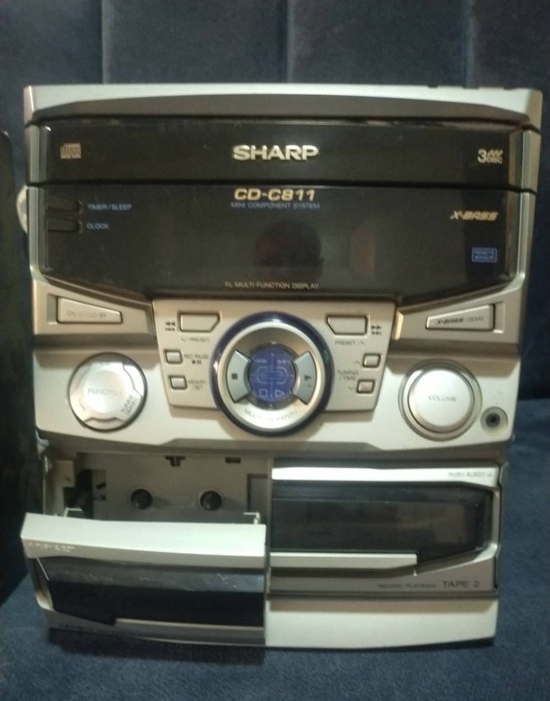 مسجل كاسيت مزدوج من Sharp مع مشغل CD وسماعتين كبيرتين