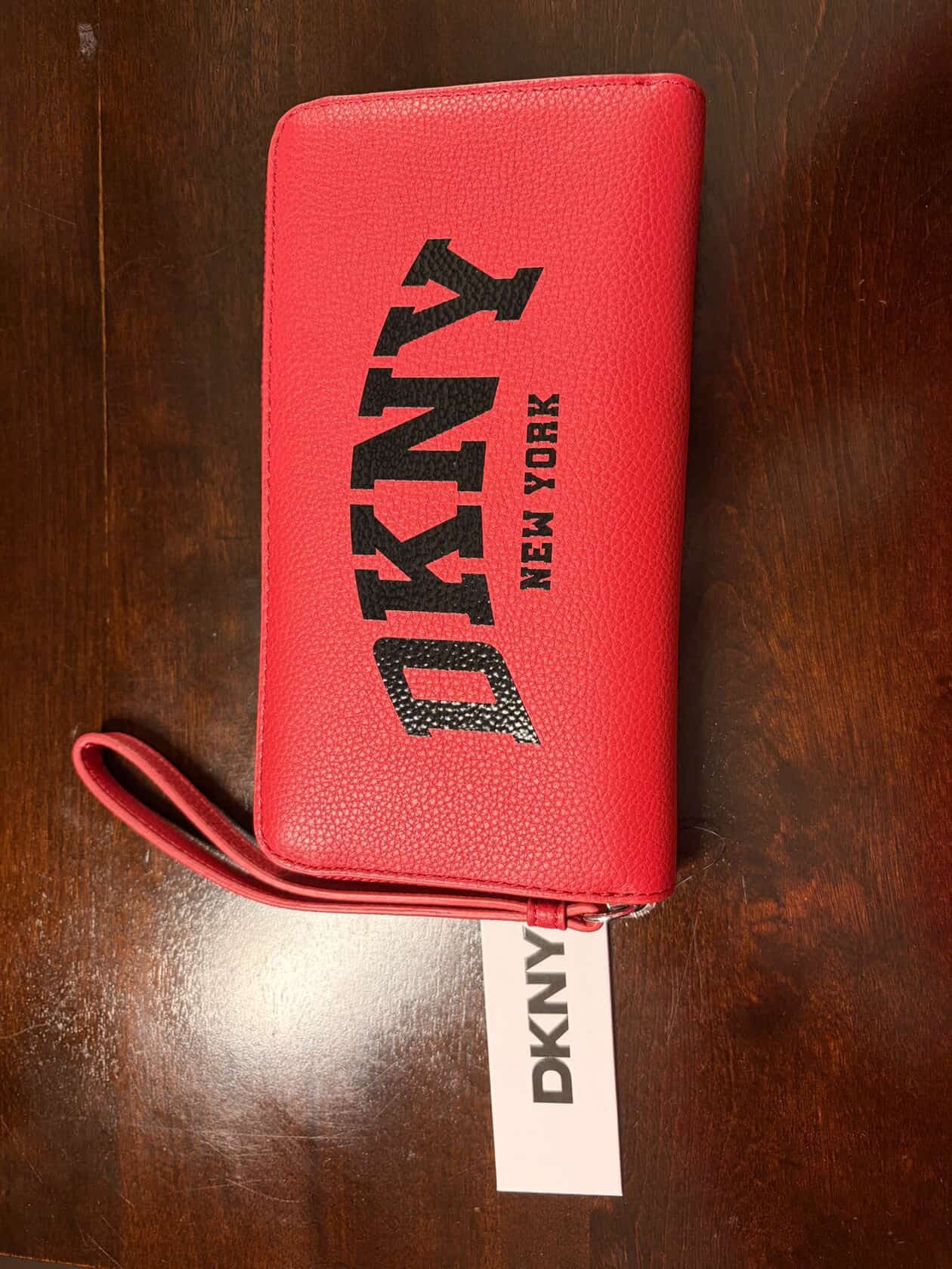 محفظة DKNY نسائية كبيرة بسحاب دائري وحزام معصم قابل للفصل
