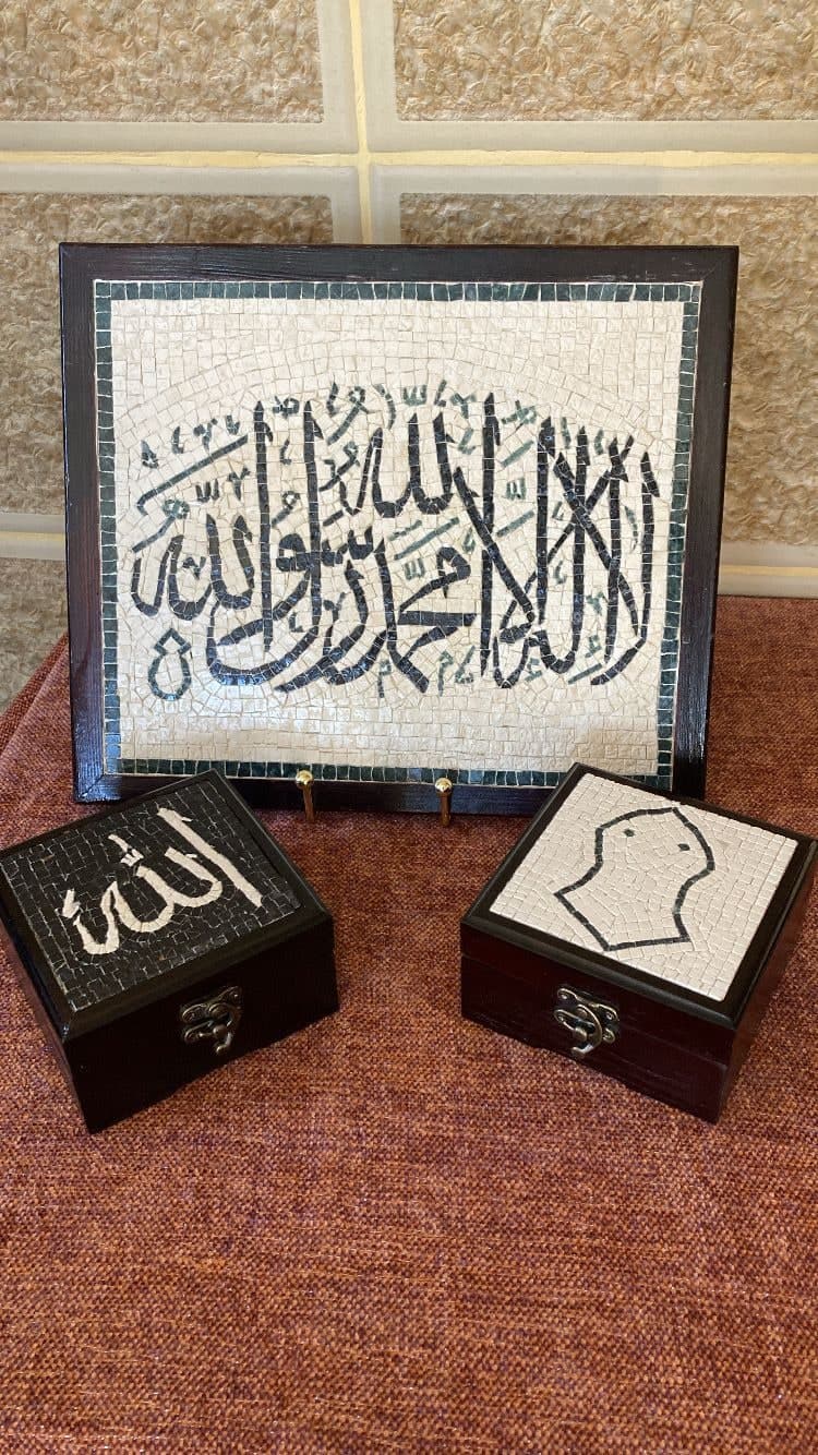 لوحات وصناديق فسيفساء حجرية يدوية - البتراء والزيتون والخط العربي