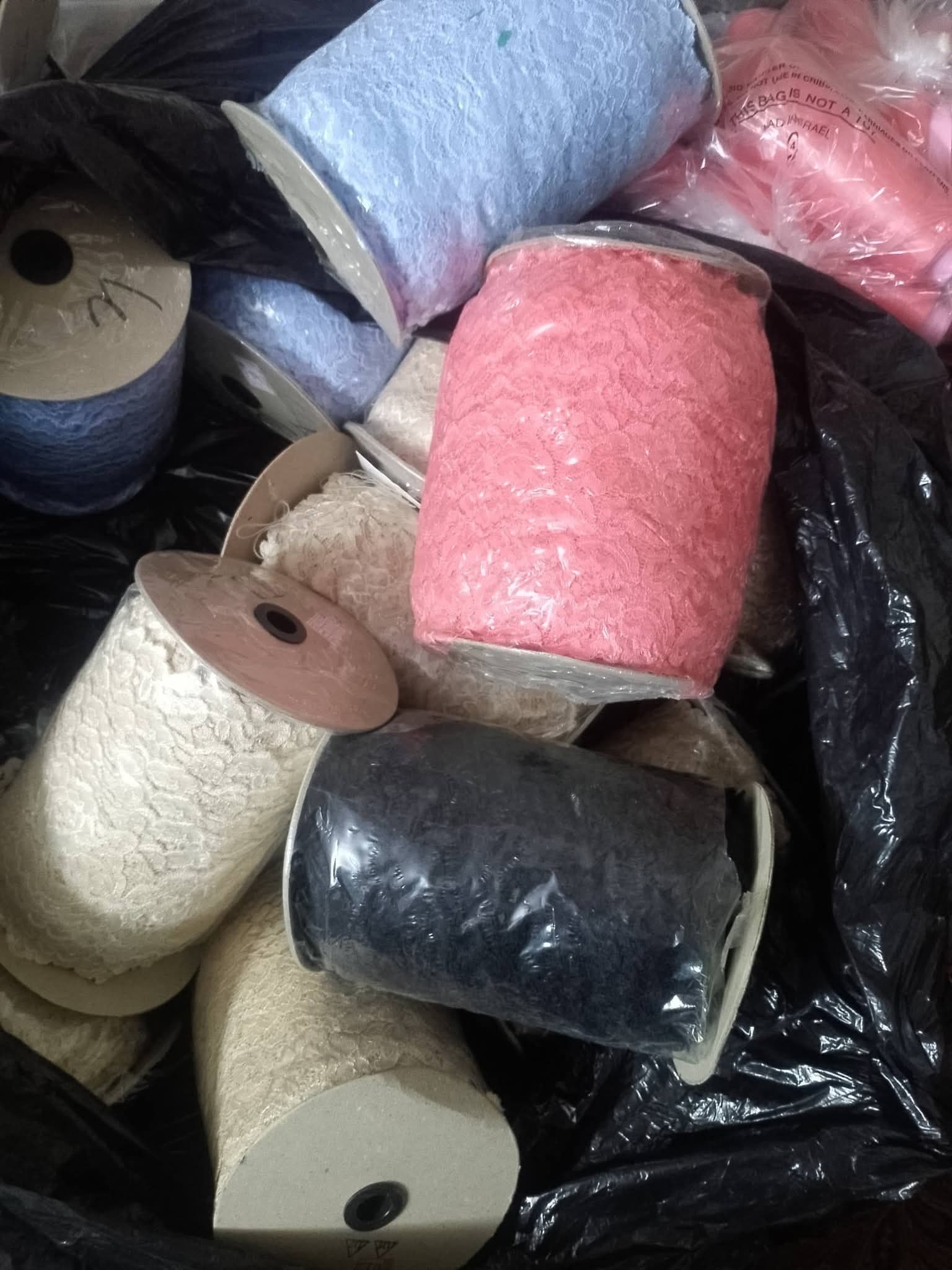 دانتيل وكلف فاخر ثقيل بالألوان الأسود والأبيض والبيج للفساتين والعبايات