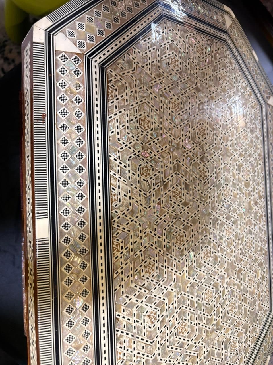صندوق موزاييك دمشقي كبير مصنوع يدوياً من خشب الجوز والليمون مطعّم بالصدف
