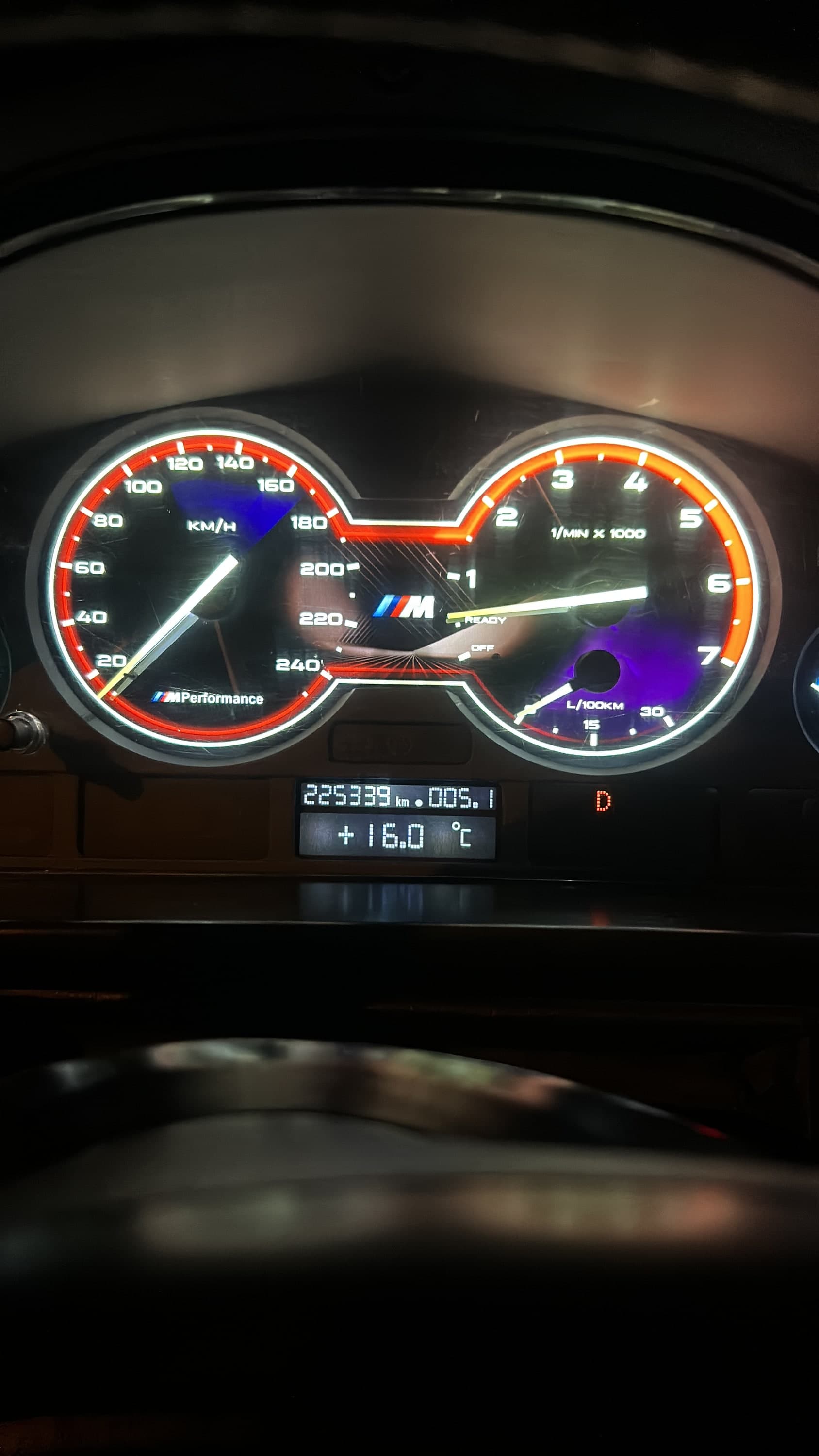 عداد سرعة BMW E39 معدل بإنارة ملونة وشعارات M Power