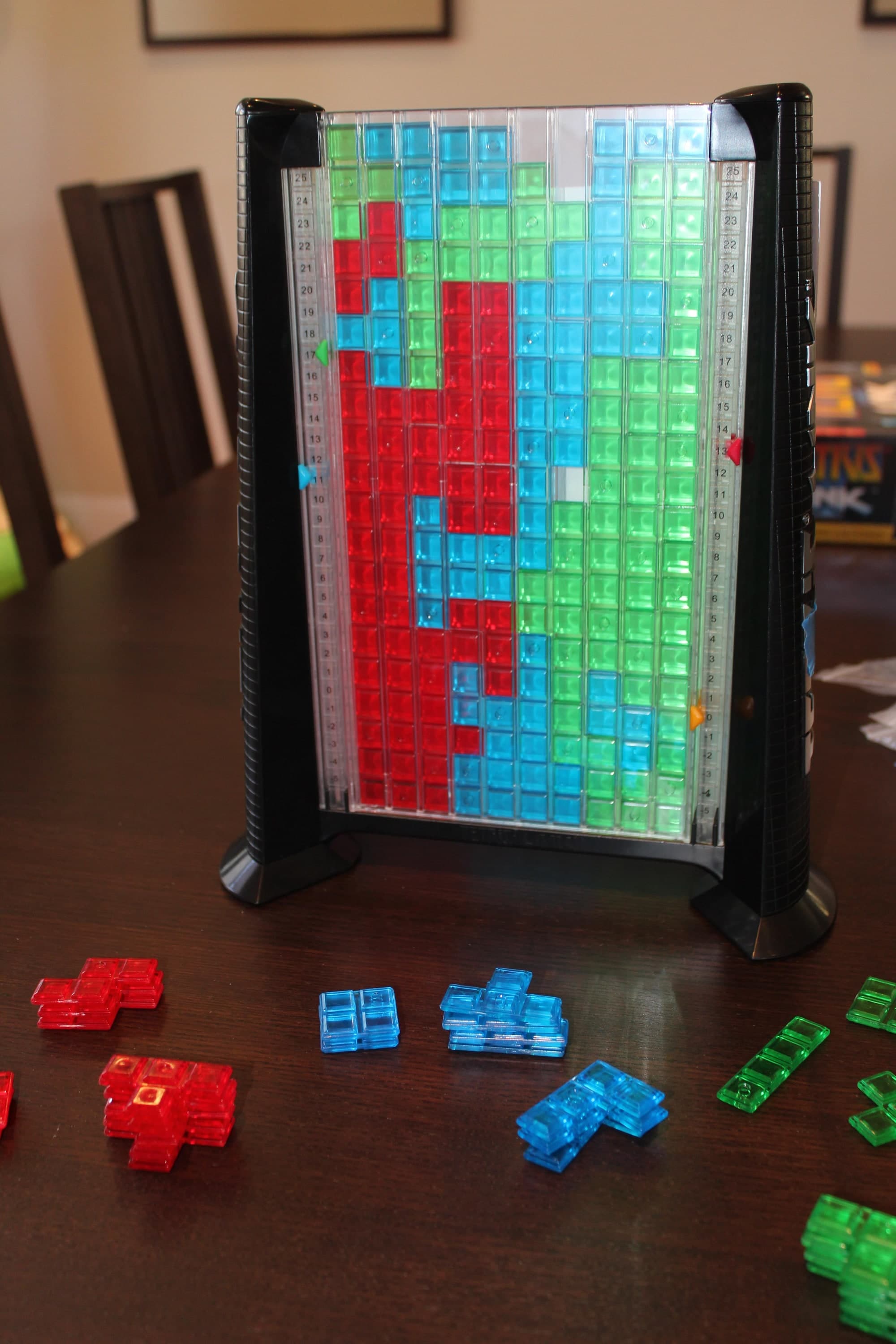 لعبة Tetris Link الجماعية ببرج عمودي وقطع ملونة ونرد