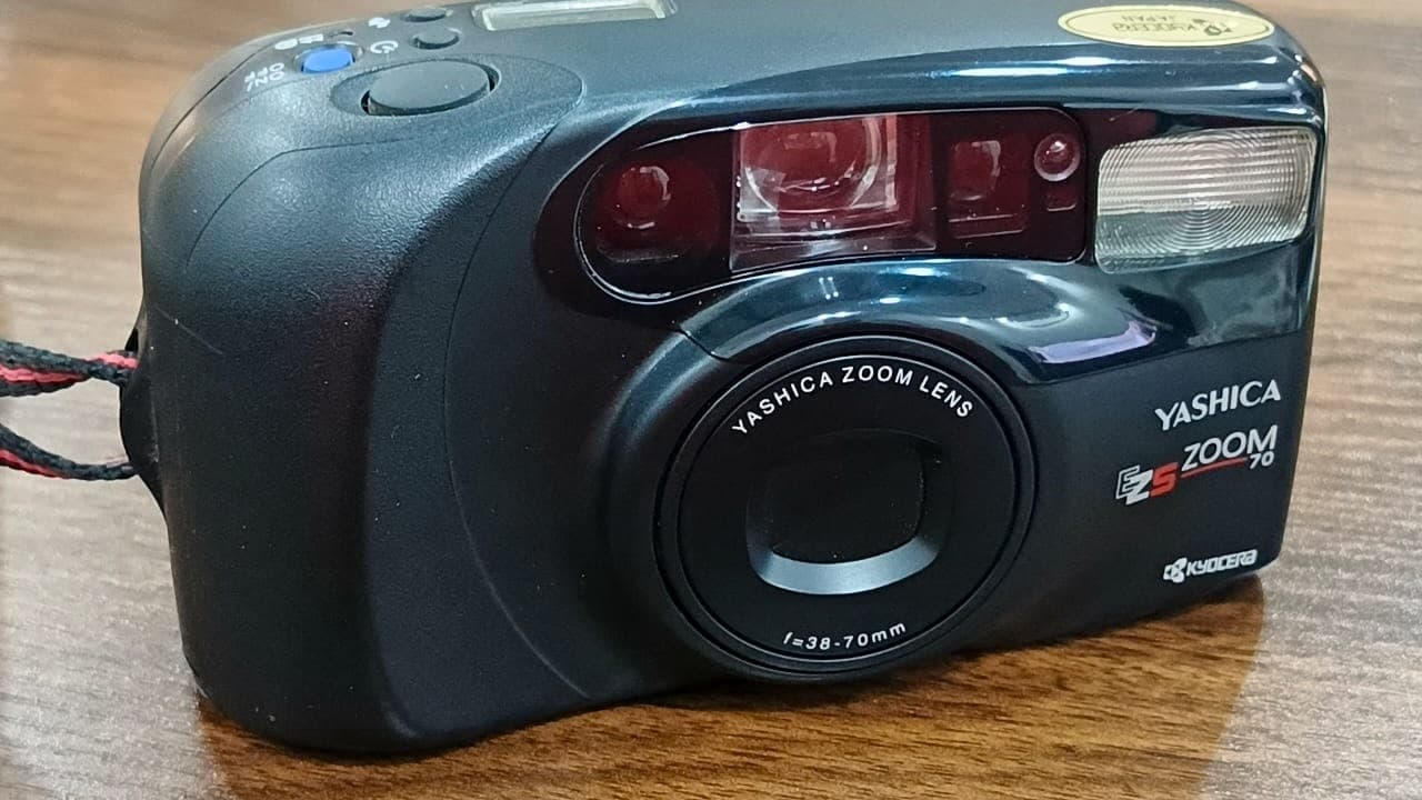 كاميرا فيلم ياشيكا Yashica EZS Zoom 70 مقاس 35 ملم مع حافظة جلدية