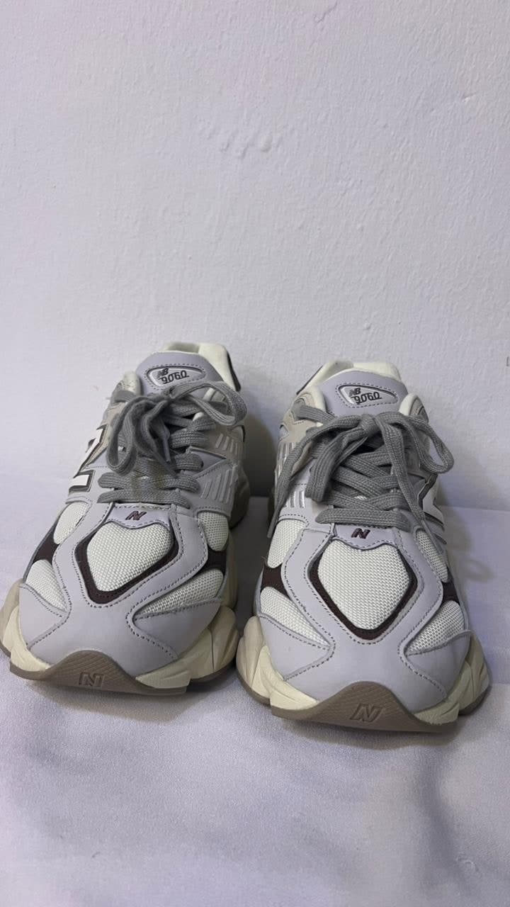 حذاء New Balance 9060 U9060FNA رجالي بلون Moonbeam بني وردي مقاس US 10