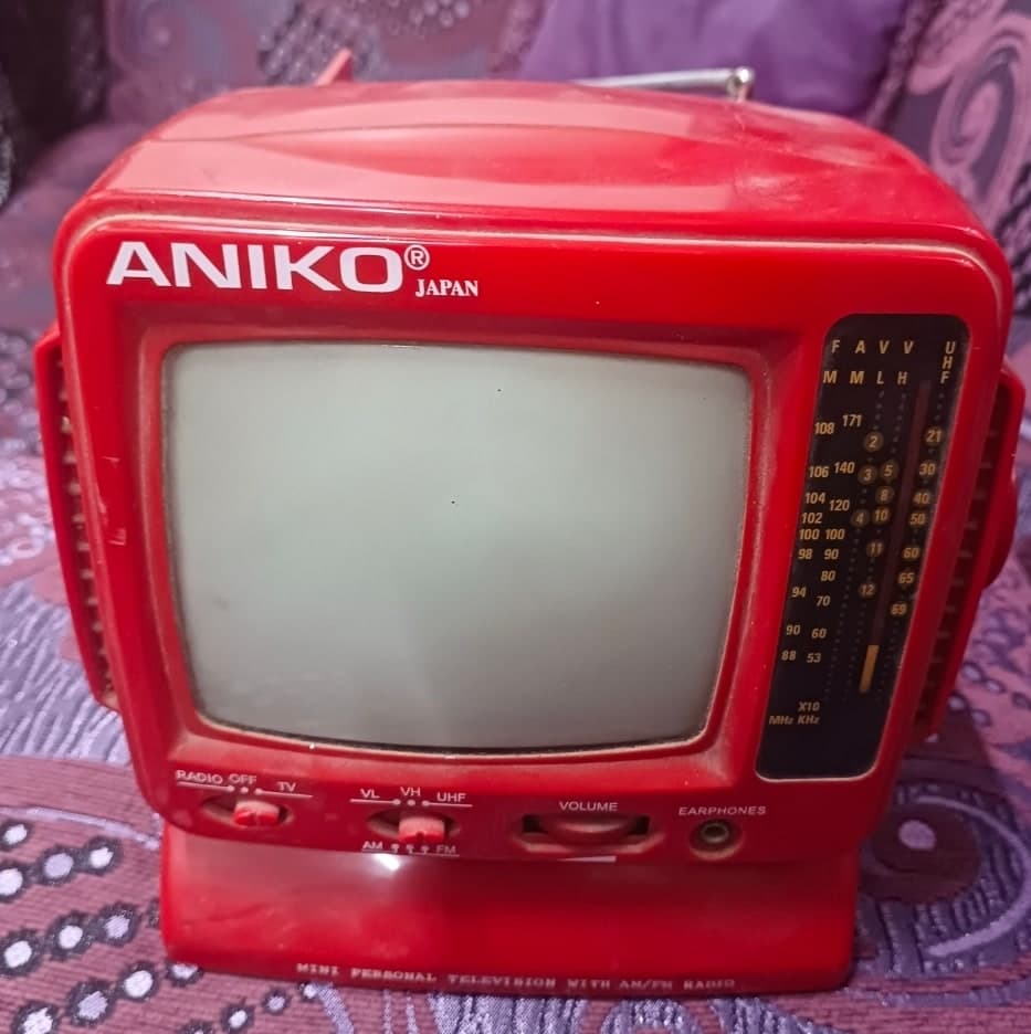 تلفزيون ريترو محمول Aniko TV-328 قياس 5.5 إنش مع راديو AM/FM باللون الأحمر
