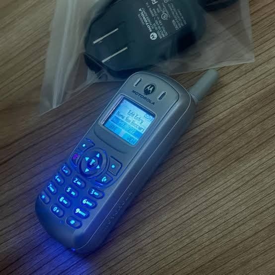 هاتف لاسلكي Motorola قديم مع قاعدة الشحن وبطارية احتياطية