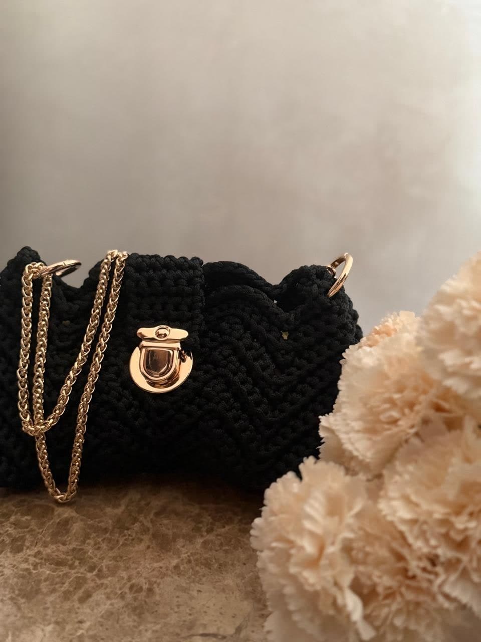 حقيبة كروشيه سوداء يدوية بلمسات ذهبية