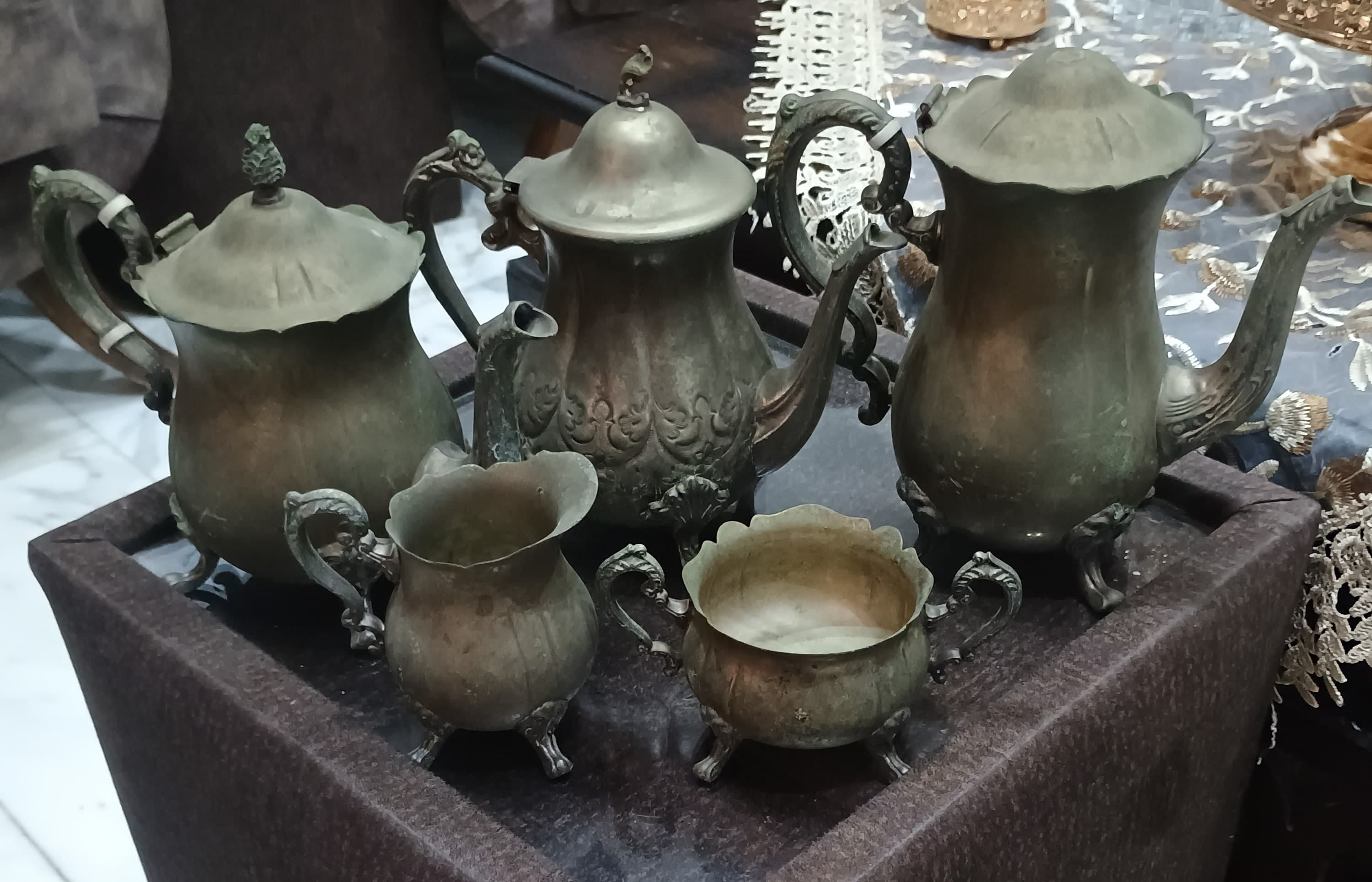 طقم أباريق نحاس أصفر أنتيك 5 قطع بأحجام مختلفة