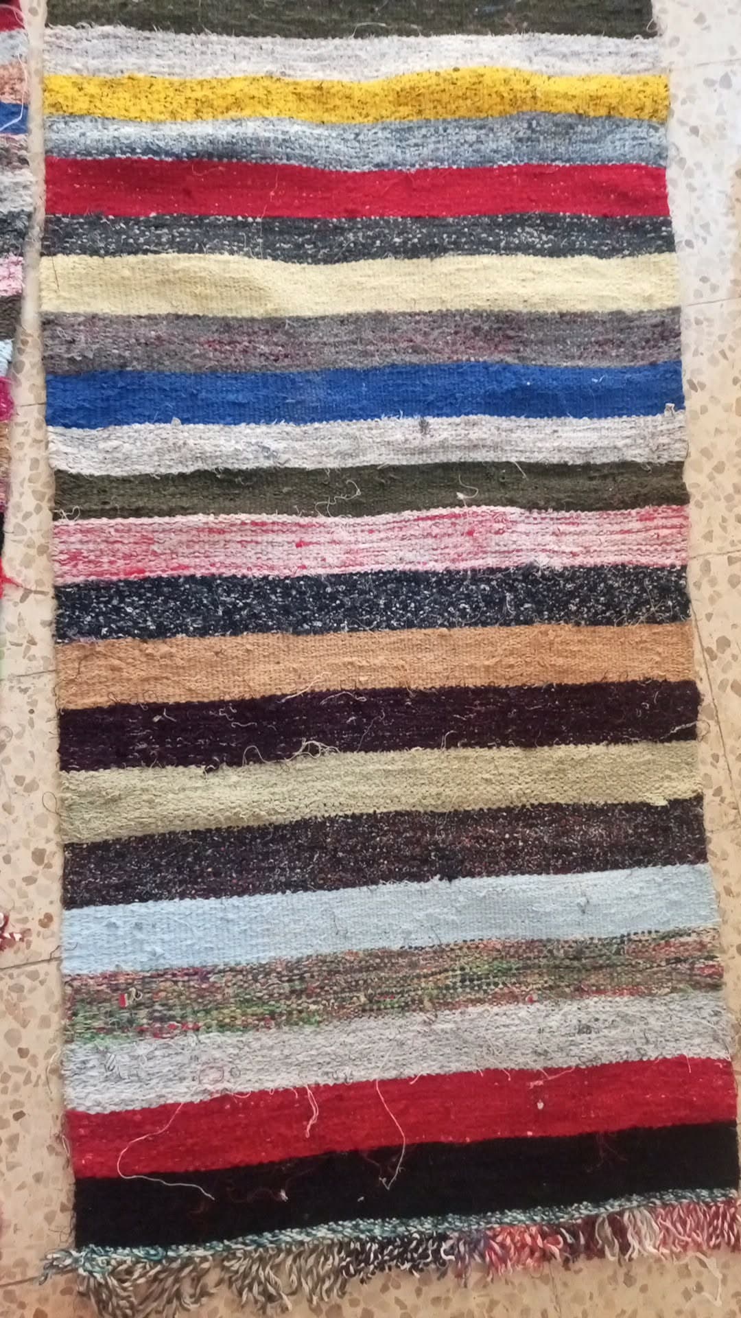 سجادة زربية تونسية من الأقمشة المعاد تدويرها 57 × 85 سم