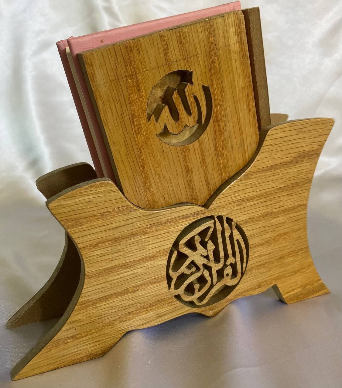 حامل مصحف خشبي (كرسي قرآن) يدوي بنقش القرآن الكريم أو الهلال أو لفظ الجلالة