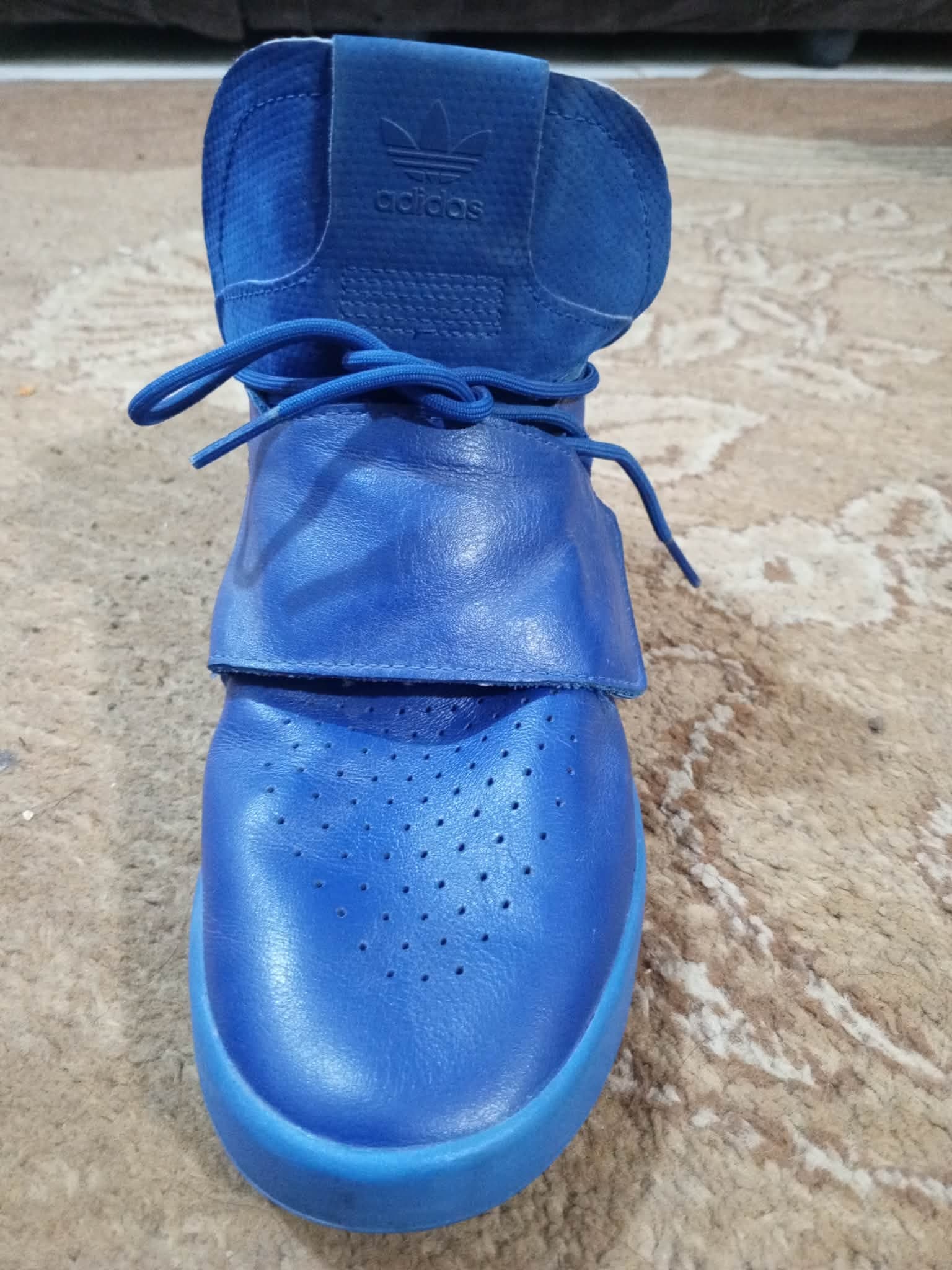 حذاء adidas Originals أزرق ملكي لامع بحزام عريض مقاس 40-41
