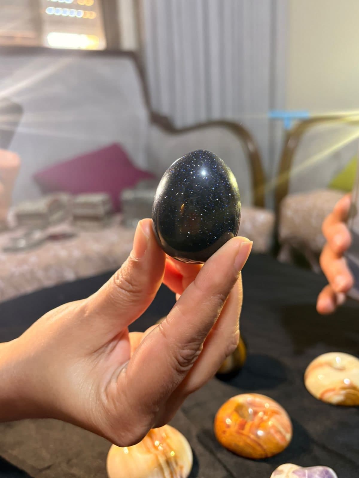 حجر النجوم أو الذهب الأزرق Blue Goldstone صغير بلون أزرق داكن لامع