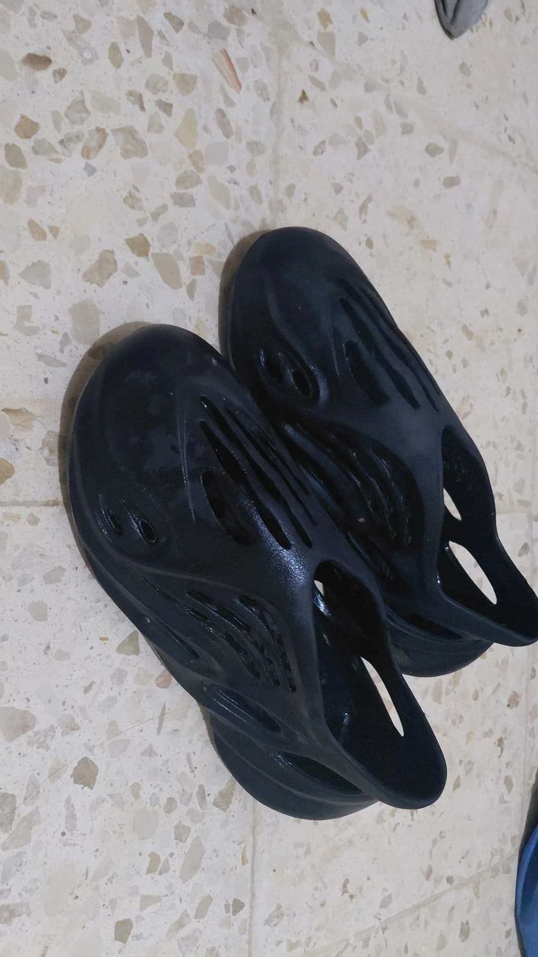 حذاء adidas Yeezy Foam Runner أسود مقاس 10