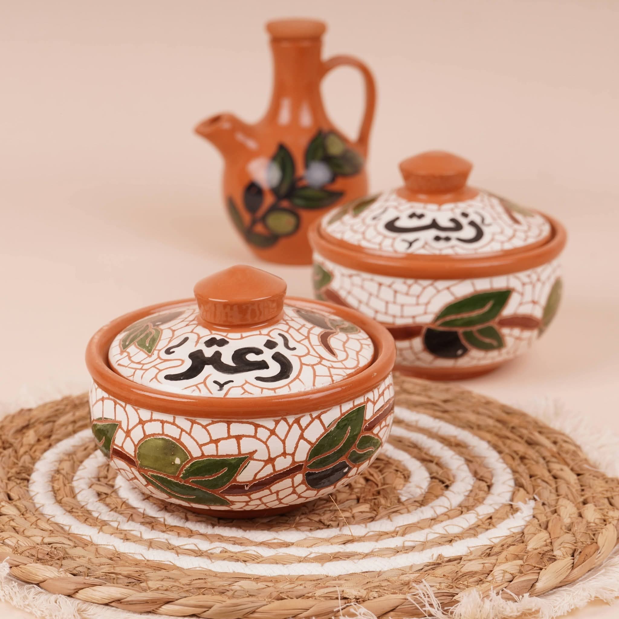 طقم تقديم زيت وزعتر من الخزف مصنوع يدوياً برسومات أغصان الزيتون