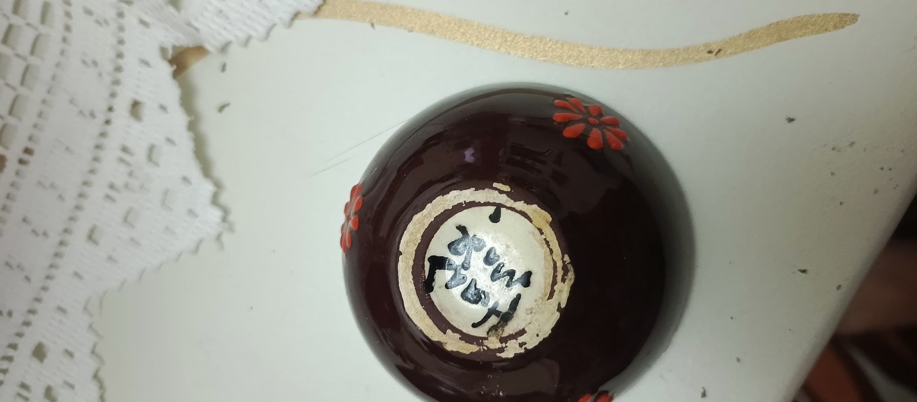صحون فخارية صغيرة قديمة مصنوعة يدوياً ومزخرفة مع ختم