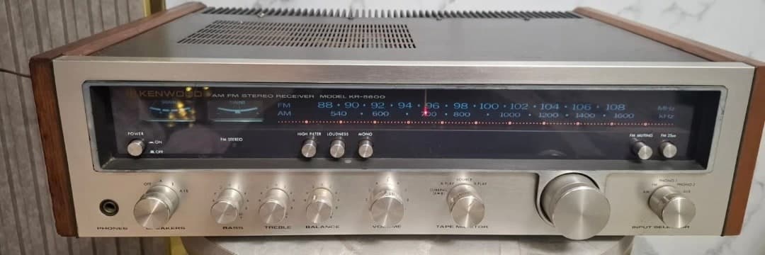ريسيفر ستيريو Kenwood KR-5600 قديم AM/FM بواجهة فضية وجوانب خشبية يعمل